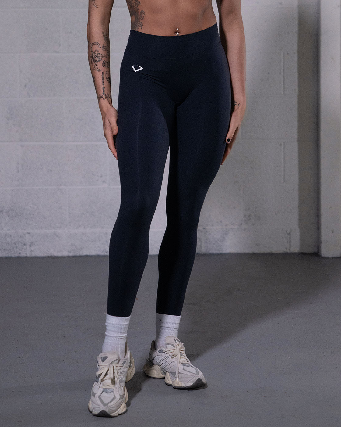 Allure V Back Leggings - Black