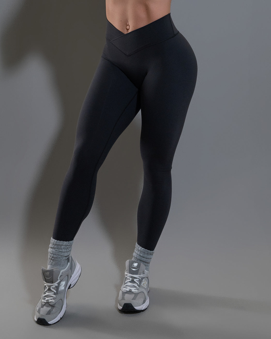 Allure V Front Leggings - Black